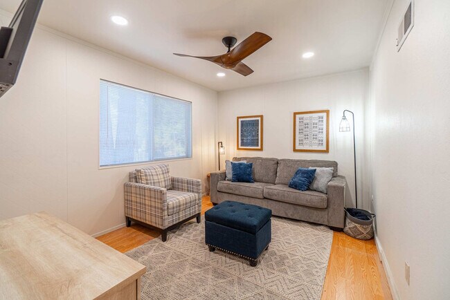 Building Photo - 820 Oriole Way