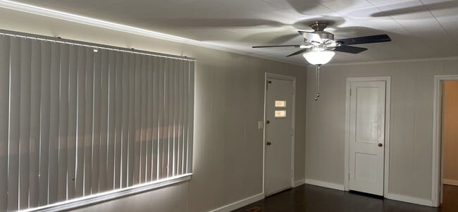Building Photo - 2/1 Renovated House with fenced in lawn av...