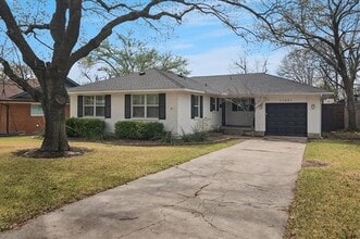 Building Photo - 11631 Saxon St