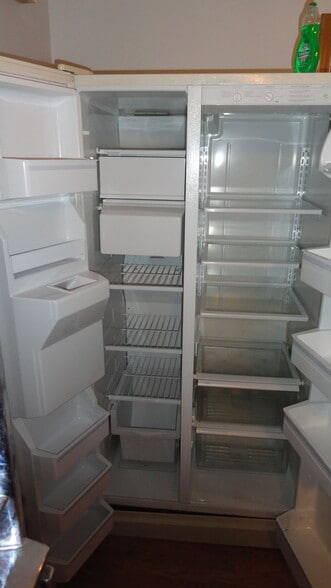 Big double fridge - 4510 36th St W