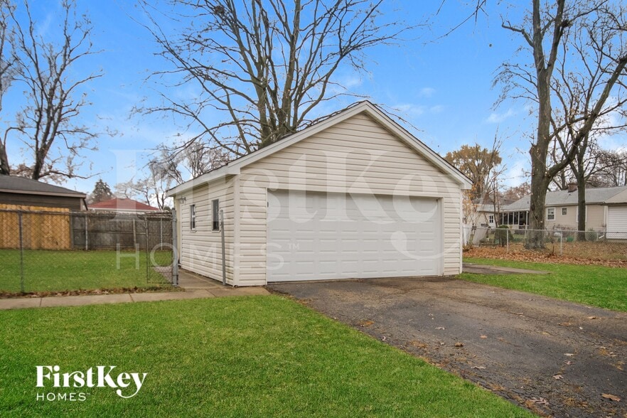 Building Photo - 639 N Martha St