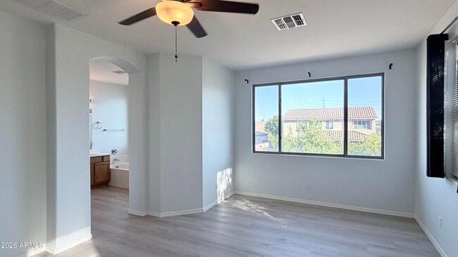 Building Photo - 1289 E Iris Dr