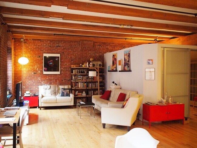 Building Photo - 11-21 Wormwood St