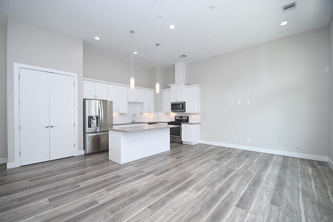 Building Photo - 5904 Gardendale Dr