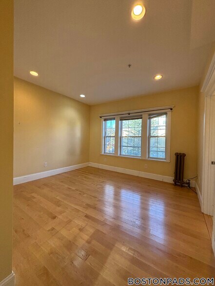 Building Photo - 156 Magazine St