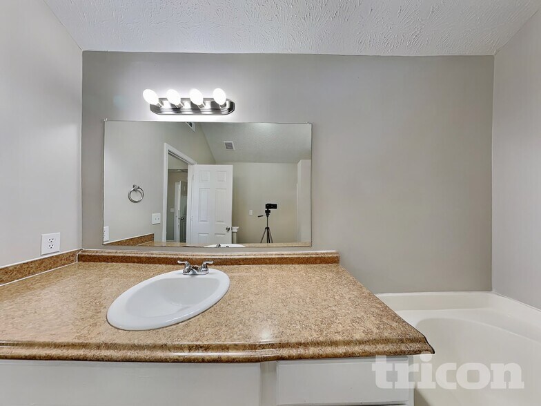 Building Photo - 1002 Mark Trail