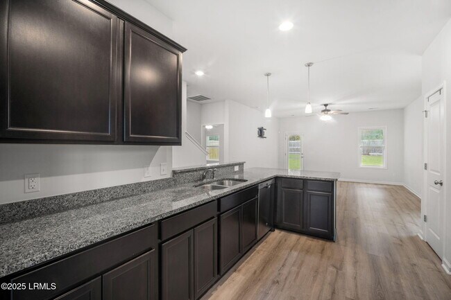 Building Photo - 98 Great Bend Dr