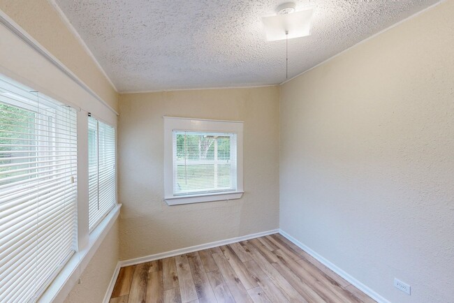 Building Photo - Available Mid-July! 3 Bedroom Home for Lea...