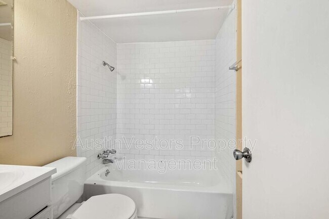 Building Photo - 903 Springdale Rd