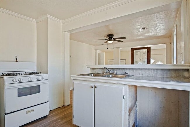 Building Photo - 2812 S Broadway Ave