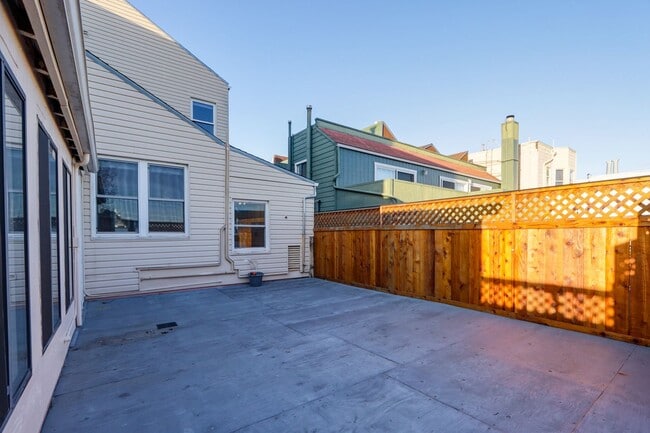 Building Photo - 3 Bed / 2 Bath pet friendly large and sunny unit on 24th St in Noe Valley. YouTube tour!