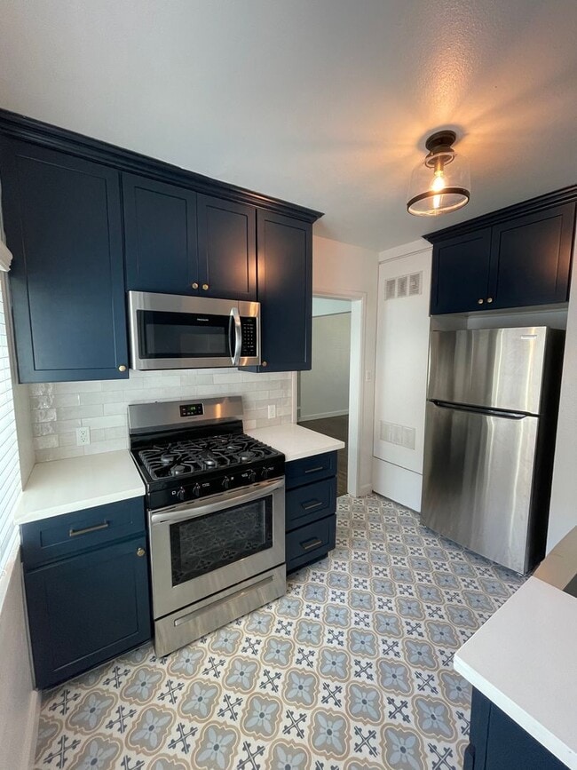 Building Photo - Remodeled 2BR in NoHo – Brand New Kitchen, 2 Parking Spaces, Walk to NoHo West Mall
