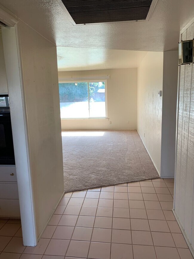 Building Photo - Contemporary Home with a pool near Bullard High School Fresno, CA