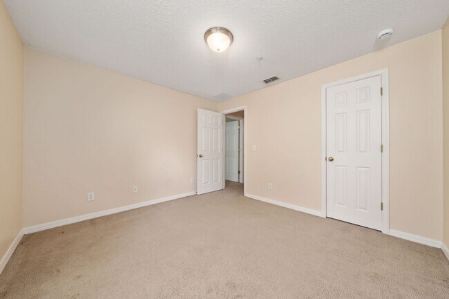 Building Photo - Town House 3 Bedroom and /2.5 Bathrooms. At Lee Vista area gated Community.