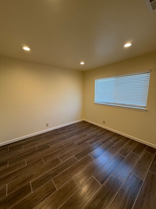 Building Photo - 528 Bella Vista Dr