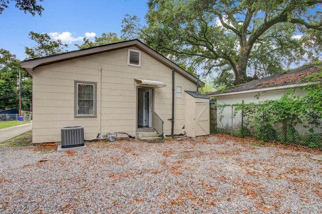 Building Photo - 1833 Orangeburg St