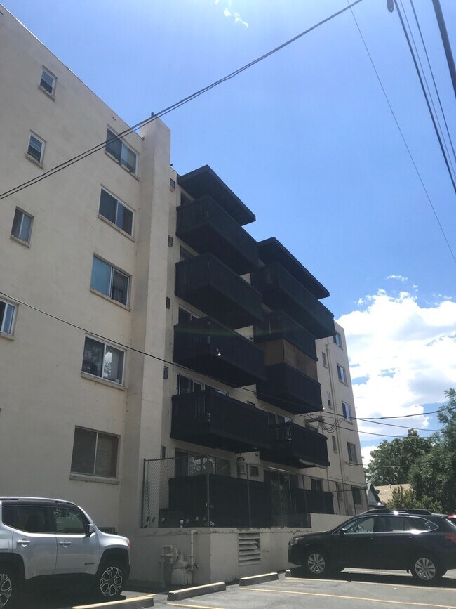 Building Photo - Studio Apartment in Awesome Denver Location!