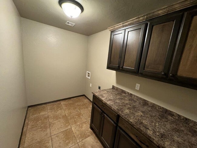 Building Photo - 3 bed 2 bath duplex in Chickasha! Ready fo...