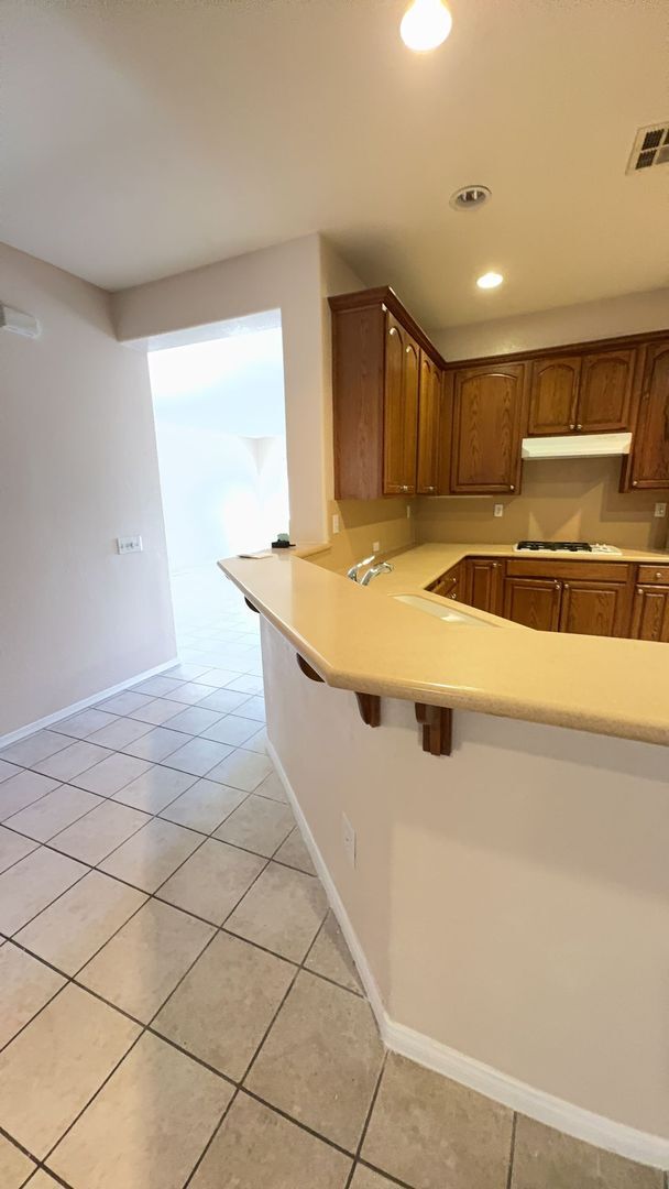 Building Photo - 3 BEDROOM VICTORVILLE HOME