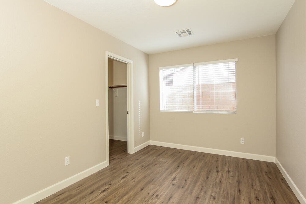 Building Photo - 824 E Rose Marie Ln