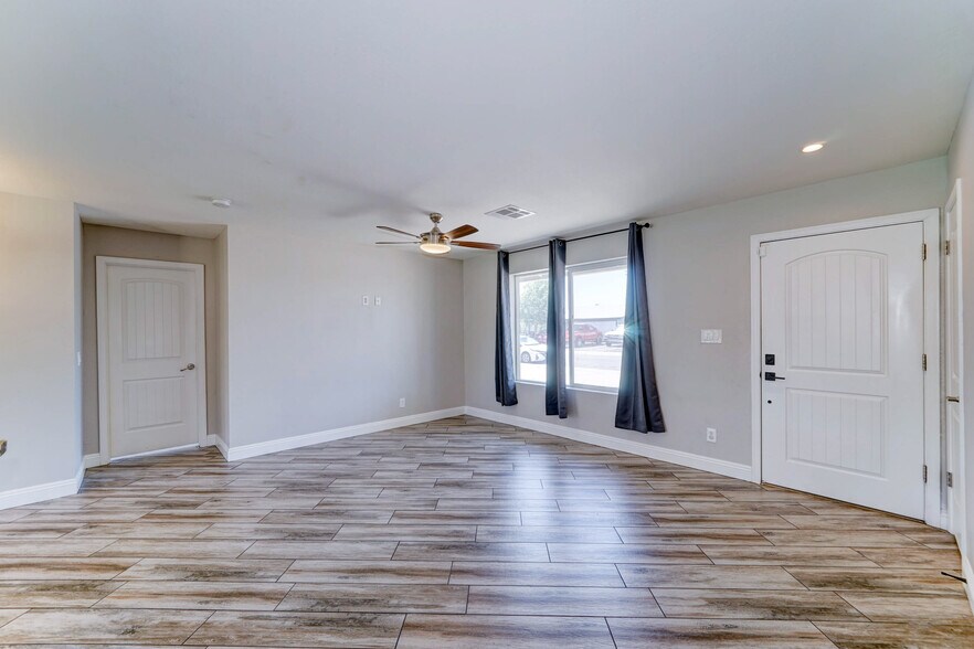 Building Photo - 1716 W Villa Theresa Dr