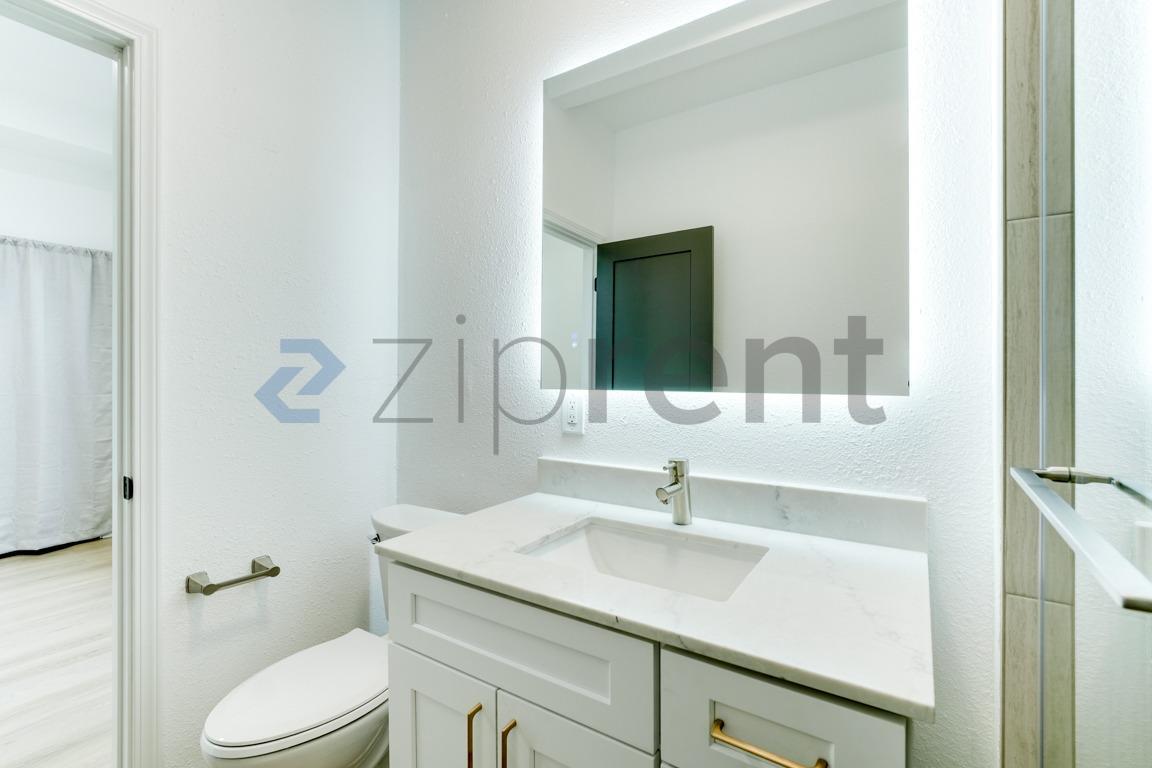 Building Photo - Unit n/a