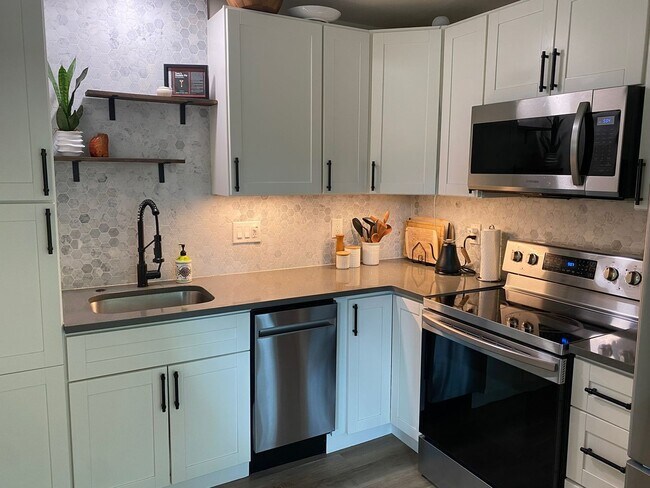 Building Photo - Charming 2-bed, 1-bath home in Sunnyside neighborhood, with private fenced backyard.