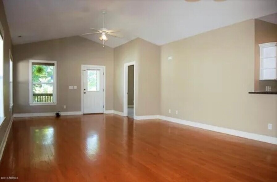 Building Photo - 8 Lagaree Ct