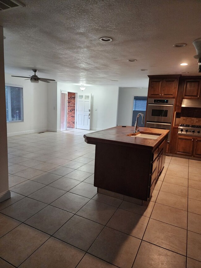 Building Photo - 3 Bedroom 2 bath with 2 car garage off of ...