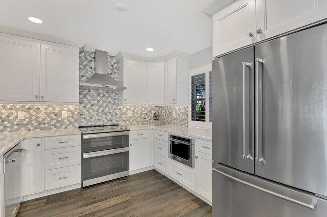 Building Photo - LUXURY LONGBOAT LIVING AT IT’S FINEST! AVA...