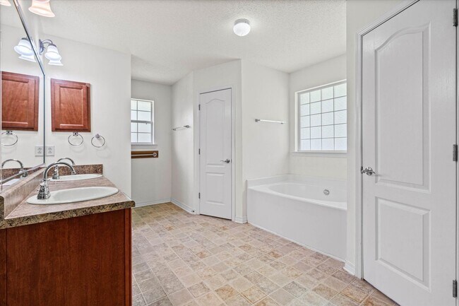 Building Photo - Spacious 4-bedroom Retreat