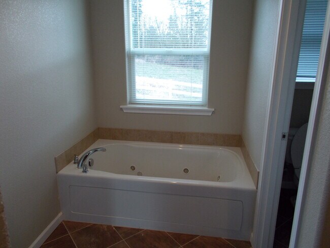 Building Photo - R91G/$1895.00 RENTED