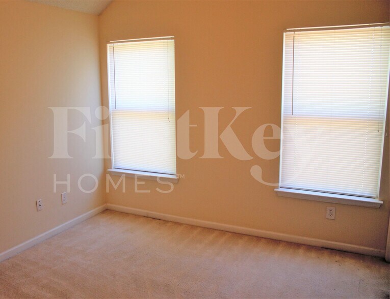 Building Photo - 141 Edison Dr