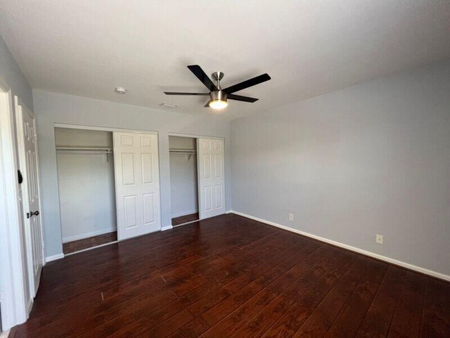 Building Photo - 556 Holly Dr