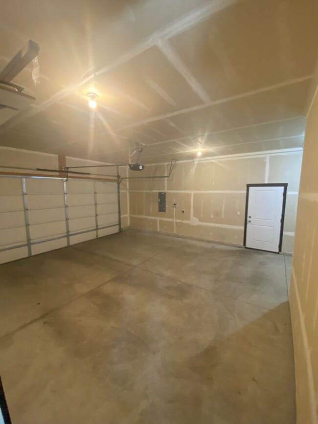 Building Photo - SINGLE FAMILY HOME IN THE FOX TAIL SUBDIVISION (APP#148)