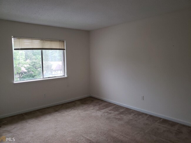 Building Photo - 1409 Camelot Dr