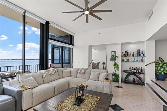 Building Photo - 520 Brickell Key Dr