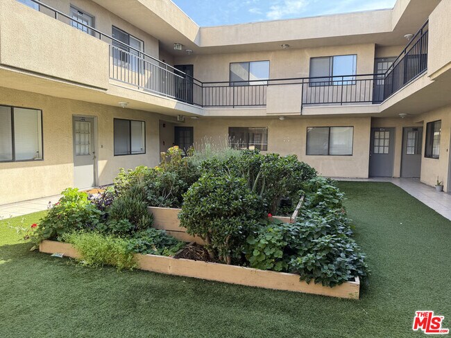 Building Photo - 326 S Manhattan Pl