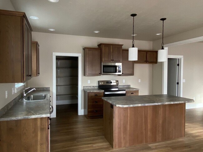 Building Photo - Beautiful 3-Bed, 2-Bath Home in The Arbors Subdivision