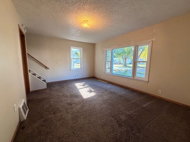 Building Photo - *LEASE SPECIAL* 3 Bedroom House $795