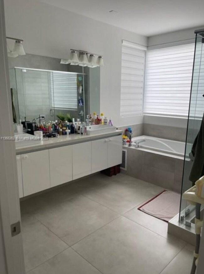 Building Photo - 10045 NW 76th Ter