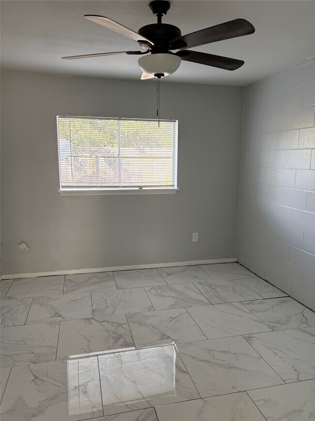 Building Photo - 149 Emerald Dr