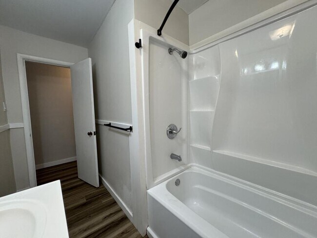 Building Photo - 1044 S Main Ave