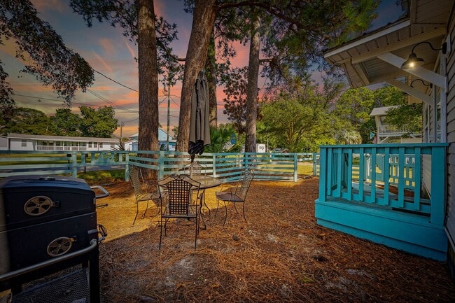 Building Photo - SNOWBIRD RENTAL- Pura Vida Cottage 4 Block...