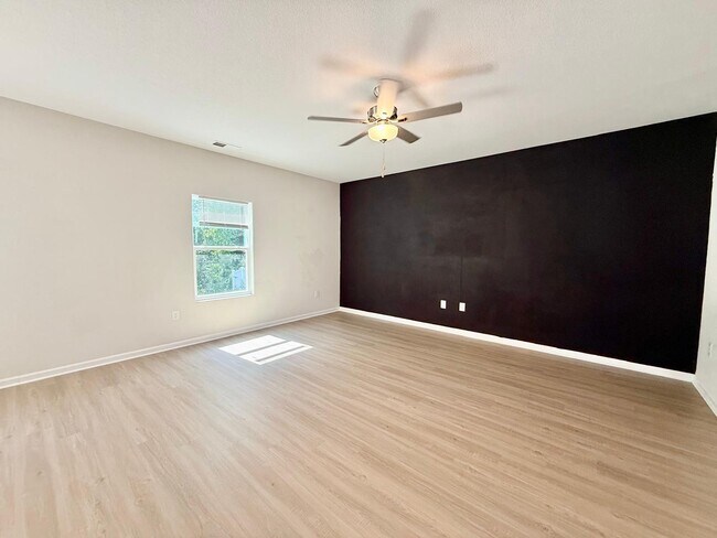 Building Photo - 6200 Lowe Ln