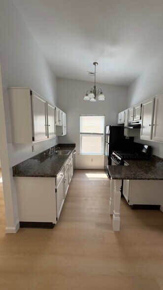 Eat in kitchen with peninsula - 1714 Spruce Hills Dr