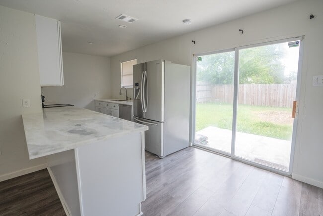 Building Photo - 3914 Ripplebrook Dr