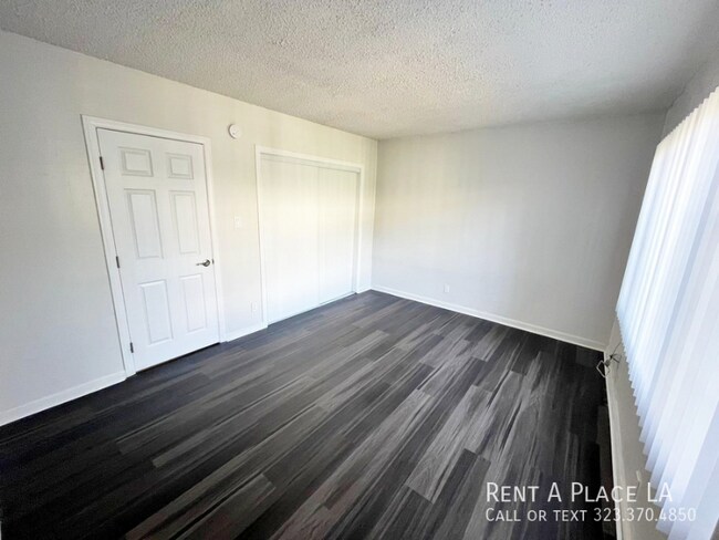 Building Photo - 918 W 66th St