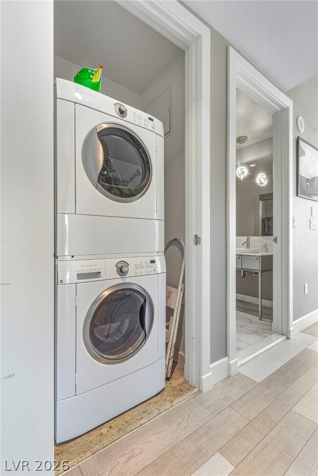 Building Photo - 4471 Dean Martin Dr