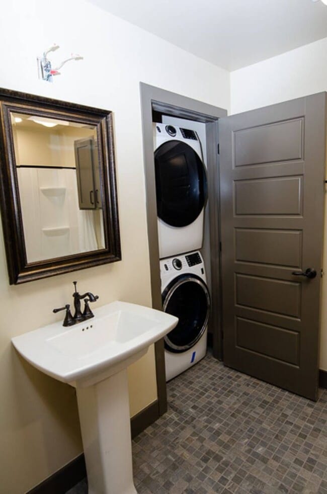 Building Photo - C Street Loft Available Early April!